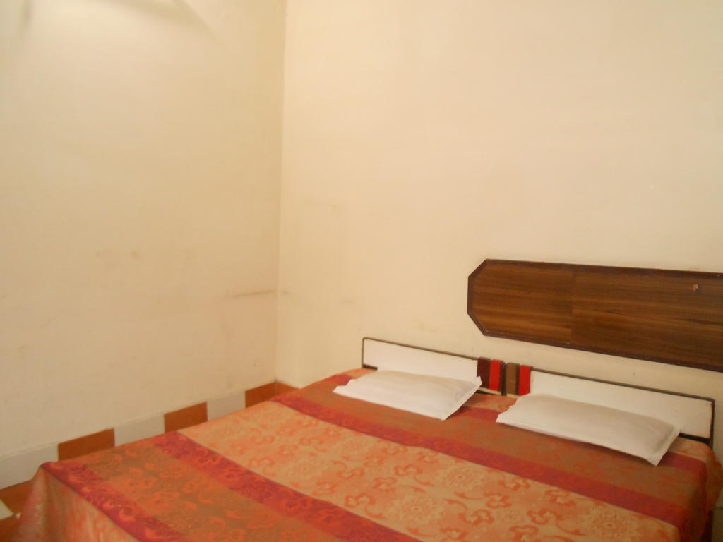 Gaurav Guest House Матхура Номер фото
